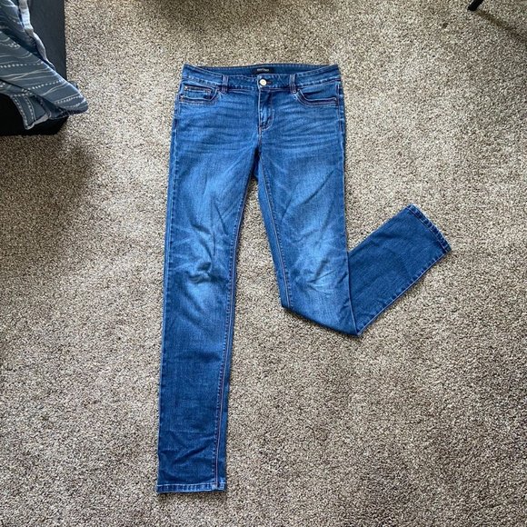 Comfortable jeans, soft and stretchy denim,straigt to skinny cut wit half raise. - Picture 1 of 7